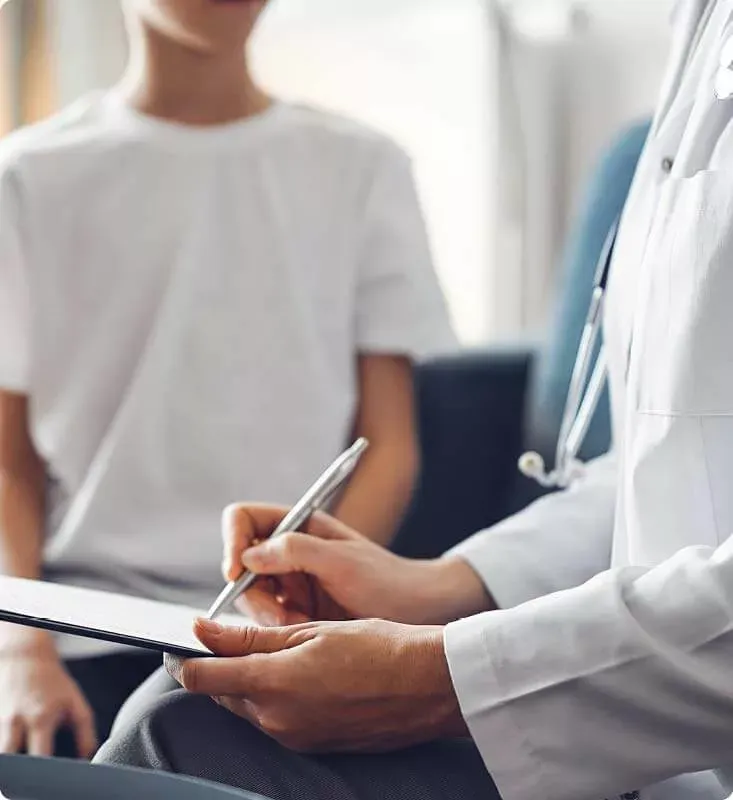 Arzt im Gespräch mit einem Patienten